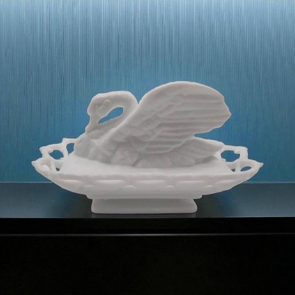 Westmoreland White Milk Glass Raised Wing Swan on Lacy Base Vintage Serving Dish - Picture 15 of 15
